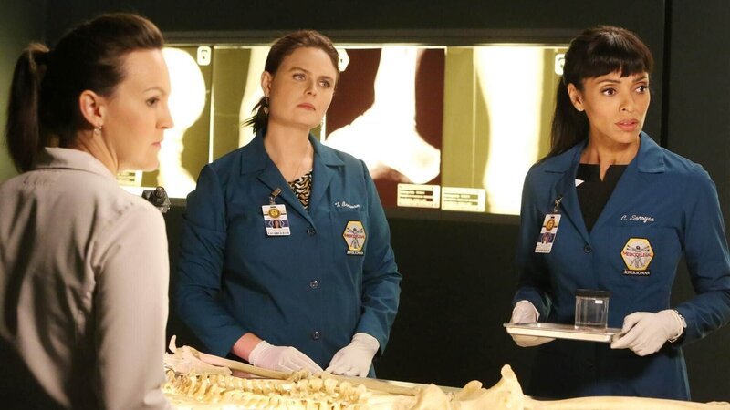 V.l.: Daisy Wick (Carla Gallo), Brennan (Emily Deschanel) und Dr. Camille Saroyan (Tamara Taylor) versuchen den rätselhaften Mord an dem Computer-Genie Ian Goldberg zu lösen. – Bild: TVNOW /​ FOX
