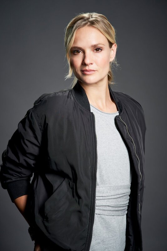 Pia Stutzenstein spielt Vicky Reisinger, Polizeikommissarin – Bild: TVNOW /​ Guido Engels