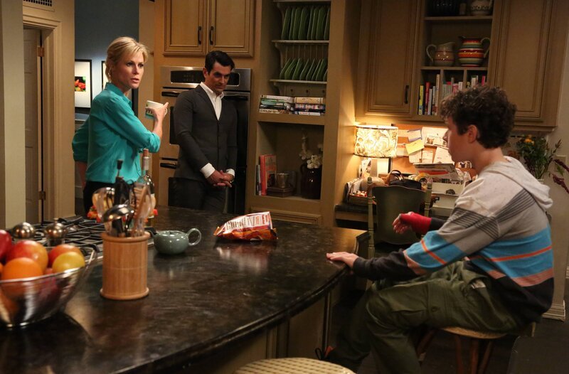 v.li.: Claire Dunphy (Julie Bowen), Phil Dunphy (Ty Burrell), Luke Dunphy (Nolan Gould). – Bild: ViacomCBS