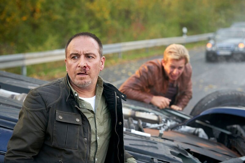 Nachdem Semir (Edogan Atalay) und Paul (Daniel Roesner, r.) den Arzt von Pauls Vater tot in seiner Praxis aufgefunden haben und die Täter verfolgen konnten, endet die spektakuläre Verfolgungsjagt in einem Desaster – die Täter können entkommen. Paul ist sehr beunruhigt. – Bild: RTL /​ Guido Engels