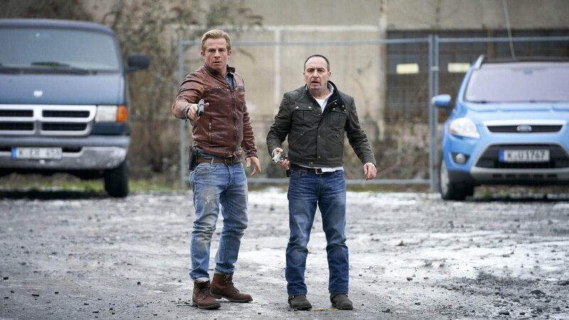 Während Paul (Daniel Roesner, l.) und Semir (Erdogan Atalay) dem flüchtigen Dimir auf der Spur sind, wird er vor den Augen der Polizisten überfahren. Die Verwendung des sendungsbezogenen Materials ist nur mit dem Hinweis und Verlinkung auf TVNOW gestattet. – Bild: Foto: RTL /​ Guido Engels
