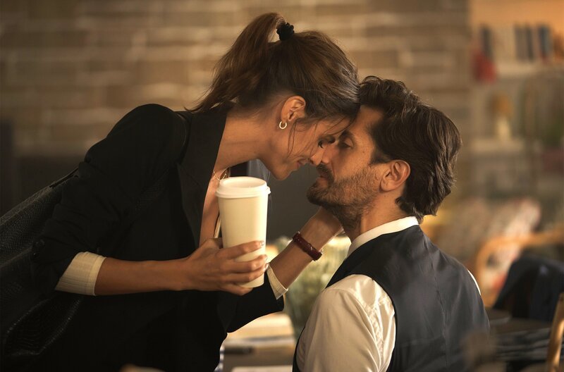 L-R: Sofía (Amaia Salamanca), Serio (Juan Diego Botto) – Bild: ARD Degeto/​Beta Film/​Moviestar/​filmax/​Arca Audiovisual