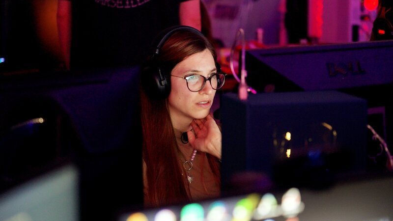 rec. Zwischen Freundschaft und Isolation – Wie sozial ist Geben? Gamerin Nadie Leimbacher an der SwitzerLAN – Bild: SRF