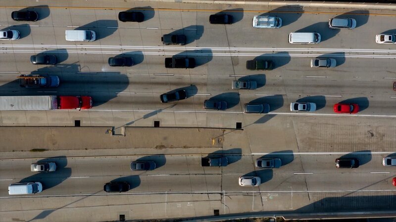 Mehrspurige Straße von oben – Bild: RTL /​ RMCPRODUCTION /​ Willkommen in Florida