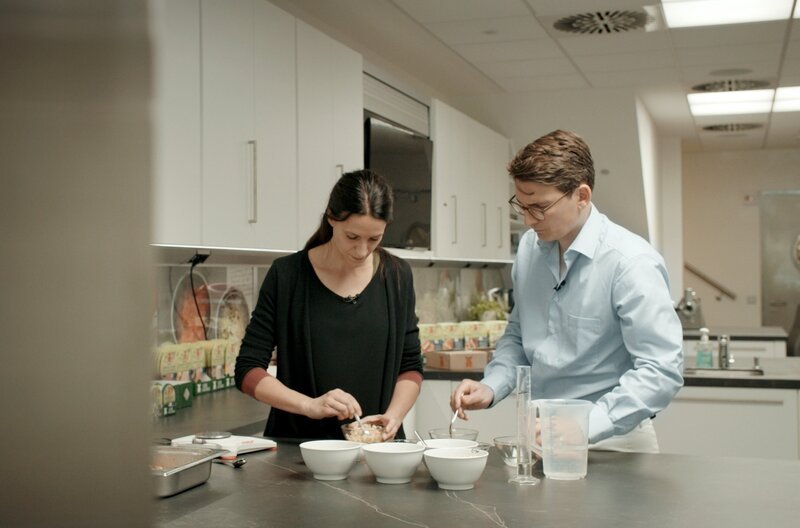 Patrick Bühr und Katrin Gros von der Rügenwalder Mühle entwickeln Ersatzprodukte. – Bild: Jakob Schmidt /​ Patrick Bühr und Katrin Gros von der Rügenwalder Mühle entwickeln Ersatzprodukte.