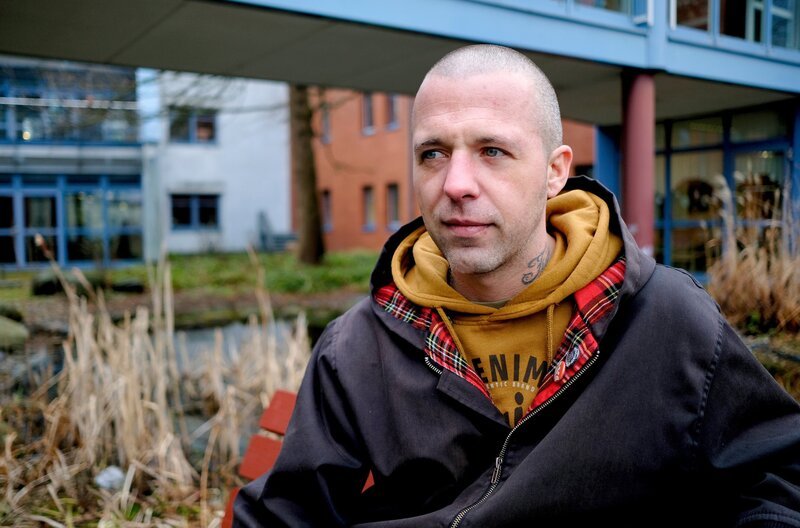 Kay Haselow hat sich in die Suchttherapie begeben. – Bild: NDR/​Clipfilm