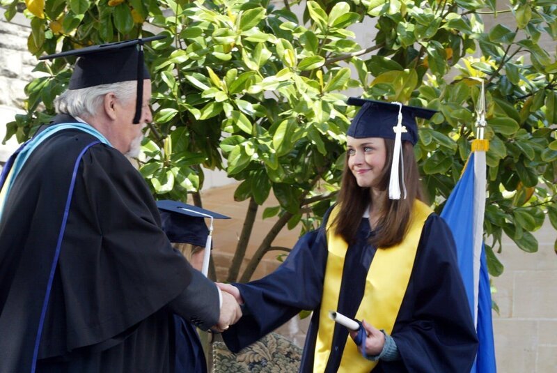 Als ihr Schulleiter Charleston (Dakin Matthews, l.) das Zeugnis überreicht, ahnt Rory (Alexis Bledel, r.) noch nicht, dass ihre Mutter bald nicht nur ohne Job dastehen wird, sondern auch ihren Traum aufgeben muss … – Bild: Warner Bros.