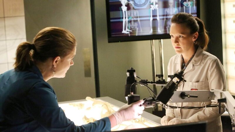 Bei der Untersuchung der Leiche des Computer-Genies Ian Goldberg stellen Brennan (Emily Deschanel, l.) und Daisy Wick (Carla Gallo) irritierende Verletzungen fest. Gelingt es ihnen, die genaue Todesursache zu ermitteln? – Bild: TVNOW /​ FOX