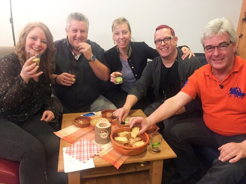 V.l.: Ines, Joachim, Sabrina, Steffen und Gastgeber Thomas – Bild: MG RTL D /​ ITV Studios