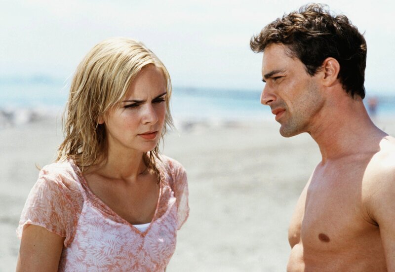 Lilly (Denise Zich) hat sich in den charmanten Hotelier Francesco (Gedeon Burkhard) verliebt. – Bild: PLURIMEDIA (SWR /​ Degeto /​ Walter Wehner)