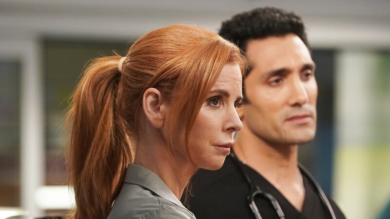 Sie sind skeptisch: Sarah Rafferty als Dr. Pamela Blake, Dominic Rains als Dr. Crockett Marcel – Bild: SRF/​NBC Universal