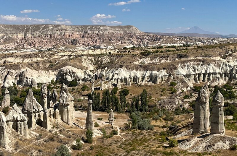 Skurrile Tuffsteinformationen im „Love Valley“, benannt nach der phallusartigen Form der Felsen. – Bild: NDR/​Till Lehmann