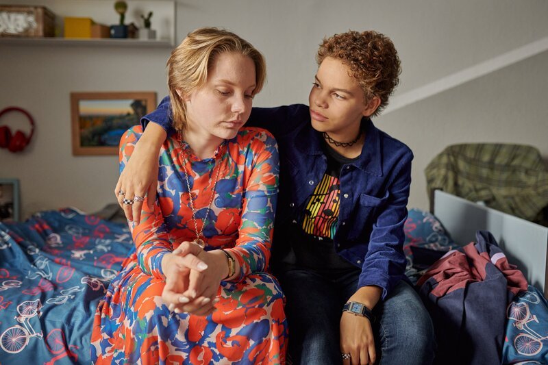 Julia (Jules de Groote, li.) wird von Ava (Mia Stieber, re.) getröstet. – Bild: mdr/​Saxonia Media/​Adrian Groß