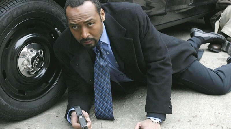 Der wichtigste Zeuge der Staatsanwaltschaft wird von einem Unbekannten erschossen. Dabei wird auch Det. Ed Green (Jesse L. Martin) lebensgefährlich verletzt … – Bild: RTL /​ NBC Universal