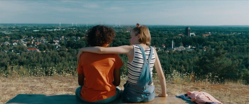 Ella (Cécile Enthoven) legt den Arm um Felix (Junes Callaert). – Bild: BR/​VRT/​Nico Surings