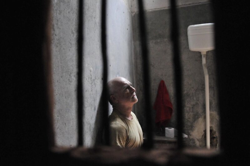 Erst das Einwirken der Eheleute Klarsfeld lässt Klaus Barbies Tarnung auffliegen. Anfang 1980 wird der NS-Vebrecher in La Paz verhaftet und nach Frankreich abgeschoben. – Bild: Cineflix