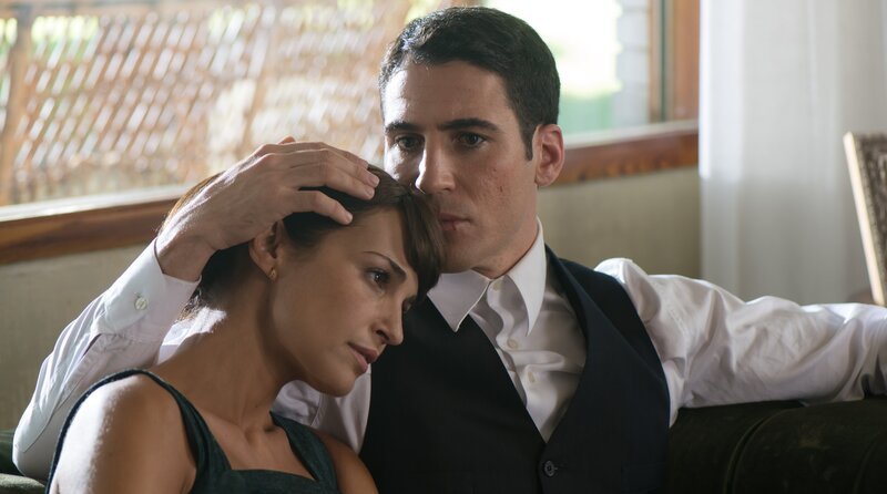 Ana Ribera (l., Paula Echevarría) und Alberto Marquez (r., Miguel Ángel Silvestre). – Bild: WDR