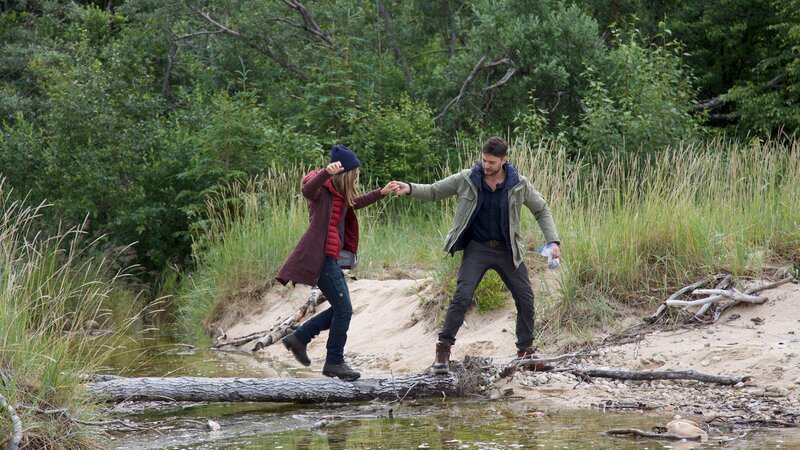 Phil Torres und Jessica Chobot sind auf der Suche nach dem Iliamna Lake Monster in Alaska. – Bild: Circle The Globe Productions /​ Discovery Communications LLC