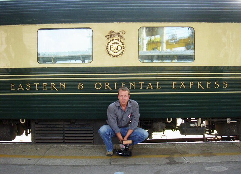 SF-Reporter Mitja Rietbrock vor dem Eastern and Oriental Express. – Bild: ZDF und SF