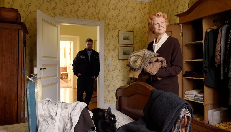 Ralf (Andreas Birkner)s Aufgabe ist eigentlich einfach: Aufpassen, dass Hermine Blücher (Irm Hermann) ihre Sachen packt und sie dann wegbringen. Aber die alte Dame schafft es, ihn gehörig aus der Fassung zu bringen. – Bild: ARD/​SWR/​Christiane Pausch
