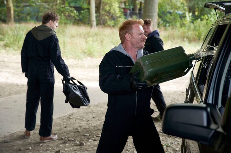 Gerald Zorg (Timo Jacobs, l.), Lars Dohmann (Kasem Hoxha, M.) und Anton Pelzer (Felix von Jascheroff) vernichten nach ihrem Überfall auf ein Juweliergeschäft, bei dem der Juwelier ermordet wurde, Beweismittel. Dohmann zündet das Fluchtfahrzeug an. – Bild: RTL /​ Guido Engels