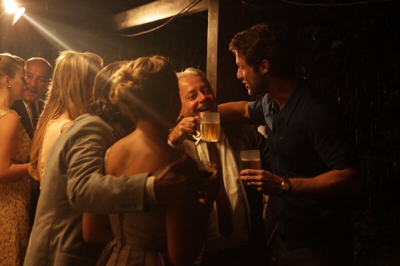 Franz Stangl (gespielt von Paulo Tavares) mit einem Gast auf einer Party. – Bild: Cineflix