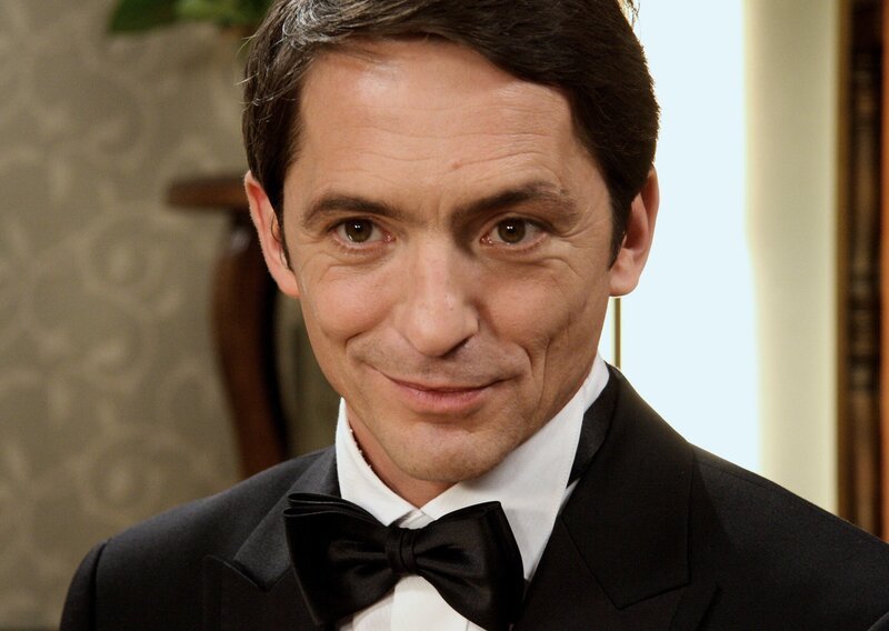 ARD GELD.MACHT.LIEBE, Folge 9, GALABANKROTT, Deutschland 2009, Regie Christine Kabisch. Der vermeintliche Arzt Dr. Strossek (Stefan Gebelhoff) spielt ein doppeltes Spiel. – Bild: ARD Degeto/​ARD Degeto/​Tivoli Film/​Flo Lackner