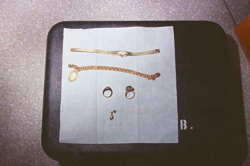 Uhr, Armband, Ohrringe, Anhänger – Bild: abacus ZLW /​ Crime + Investigation /​ Peninsula Television