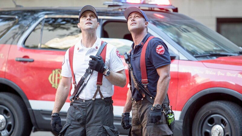 Matthew Casey (Jesse Spencer, l.) und Kelly Severide (Taylor Kinney, r.). – Bild: RTL /​ OPEN 4 BUSINESS PRODUCTIONS LLC. /​ Höhenrettung