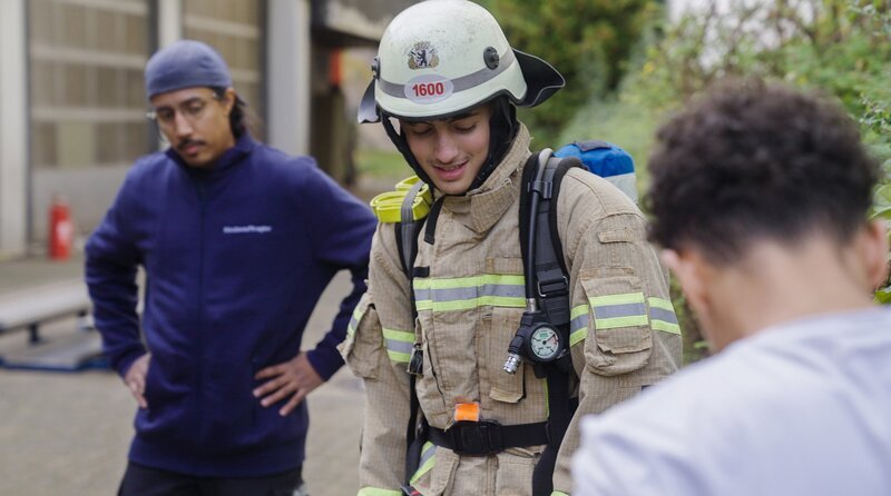 Selbstgebastelte Kugelbomben, zerstörte Wohnungen, angegriffene Ersthelfer und abgesprengte Gliedmaßen – so die Silvesterbilanz in der Hauptstadt. Auch anderswo in Deutschland: Ausnahmezustand. Was steckt hinter der Eskalation und den Schlagzeilen? Und woher kommt der Sprengstoff? Y-Reporter Johannes Musial taucht tief ein in die Pyroszene und beobachtet den Jahreswechsel auf den Berliner Straßen. – Feuerwehrmann Antoni Espinoza de Jesús, Jugendlicher aus Kiezprojekt – Bild: rbb/​Lucas Radermacher