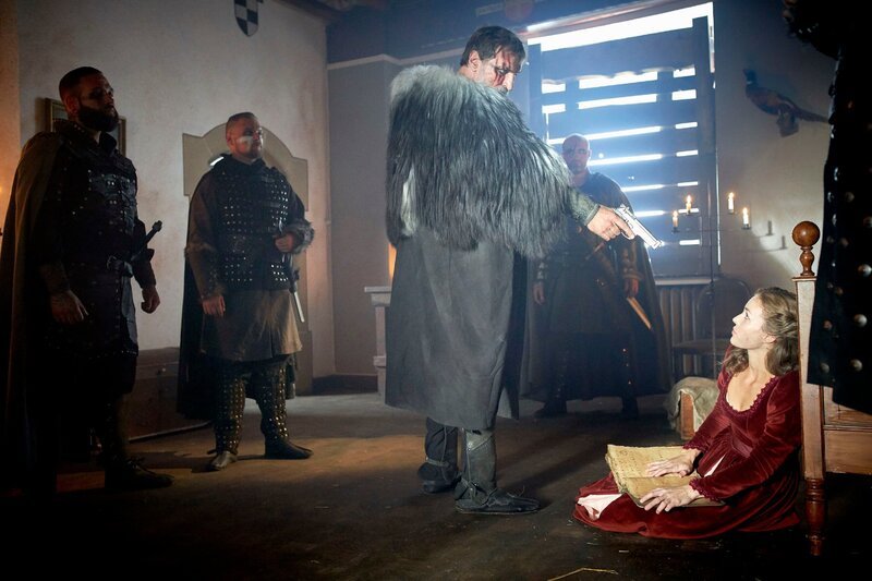 In einem Fantasy-Rollenspiel ist Arthur von Radeck (Andreas Hoppe) der Anführer der „Wölfe Odins“. Im wahren Leben ist von Radeck eine überschuldeter Kneipenwirt, der einen Goldschatz sucht. Die entführte Prinzessin, in Wirklichkeit die Sprachwissenschaftlerin Dr. Rosa Thalbach (Nina Schmieder), hat in alten Schriften einen Hinweis auf das Versteck des Schatzes gefunden. Von Radeck hat Dr. Thalbach kurzerhand entführt, damit sie ihm das Versteck verrät. Doch Thalbach schweigt, weil der Schatz möglicherweise mit Pockenvieren verseucht sein könnte. L.: Leon (Chris Kemper, l.), Winkler (Florian Schmidtke). – Bild: Mediengruppe RTL