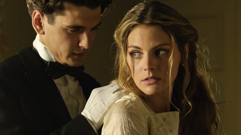 L-R: Julio Olmedo (Yon González), Alicia Alarcón (Amaia Salamanca) – Bild: AXN White