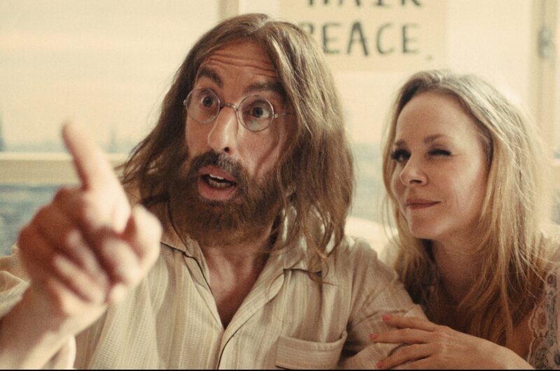 John Lennon (Alexander Schubert) hat einen Bad Hair Day. Bei seinem Bed-In kommt es zu einer unvorhergesehenen Wendung. Nicht seine Frau Yoko Ono liegt neben ihm im Bett, sondern ein holländisches Groupie (Jasmin Schwiers). – Bild: Tom Holzhauser