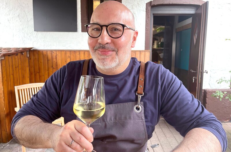 Karim Naber, Inhaber der Restaurants „Zur Linde“ in Heidenrod. – Bild: HR/​Mathias Münch