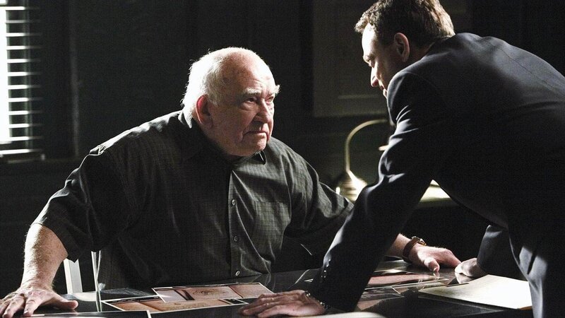 Auf den Gutachter eines Auktionshauses, offenbar ein Neonazi, wird ein Mordanschlag verübt. Ob der jüdische Uhrmacher Abraham Klein (Edward Asner, l.) in die Sache verwickelt ist? Detective Mac Taylor (Gary Sinise) ermittelt. – Bild: MG RTL D /​ CBS