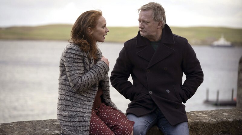 Meg Pattisons (Lucianne McEvoy, li.) ist der einzige Ruhepol für Jimmy Perez (Douglas Henshall, re.). – Bild: ITV Studios Global