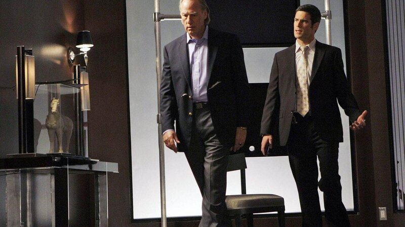 In das Büro des einflussreichen Zeitungsverlegers und Medienmoguls Robert Dunbrook (Craig T. Nelson, l.) wurde eingebrochen. – Bild: TVNOW /​ CBS