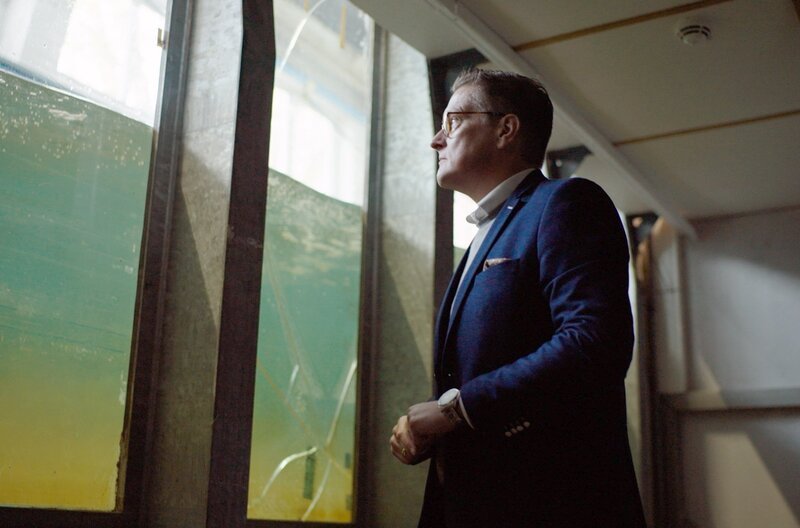 Es gibt nicht „den einen“ Meeresspiegel. Verschiedene Faktoren – wie die Beschaffenheit der Küste oder Landbewegungen – machen regional große Unterschiede aus. – Bild: HR /​ mobyDoK