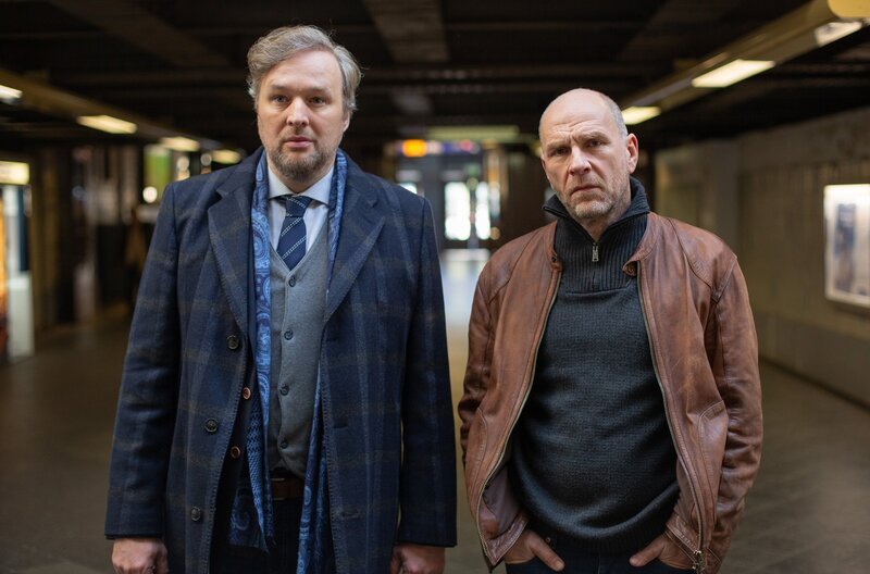 Dr. Grimm (Stephan Grossmann) und Butsch (Götz Schubert) warten im Görlitzer Hauptbahnhof auf die Tante des Opfers. – Bild: MDR/​Molina Film/​Felix Matthies
