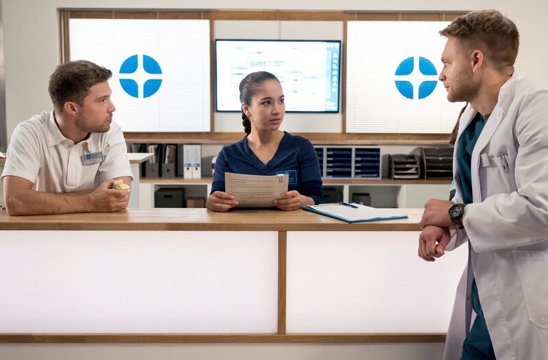 Mikko Rantala lässt Sofia Galura in dem Glauben, Kris Haas sei Arzt. – Bild: ARD/​Jens-Ulrich Koch