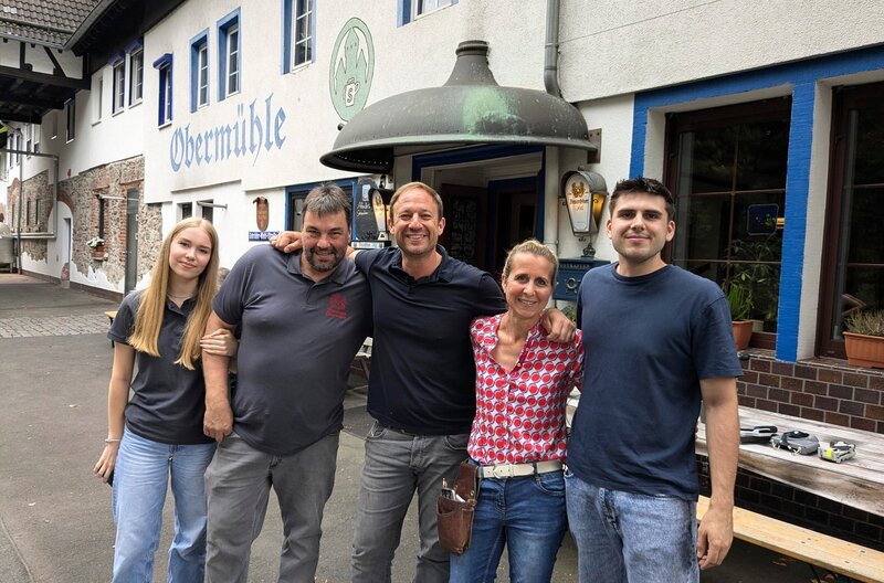 Tobi Kämmerer (Mitte) mit Familie Schönwetter vor ihrem Familienbetrieb, dem Brauhaus Obermühle. – Bild: HR