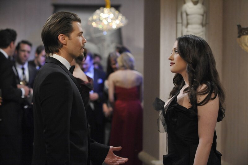 Auf der Gala angekommen, schafft es Max (Kat Dennings, r.), Johnny (Nick Zano, l.) endgültig abzuservieren … – Bild: Warner Brothers
