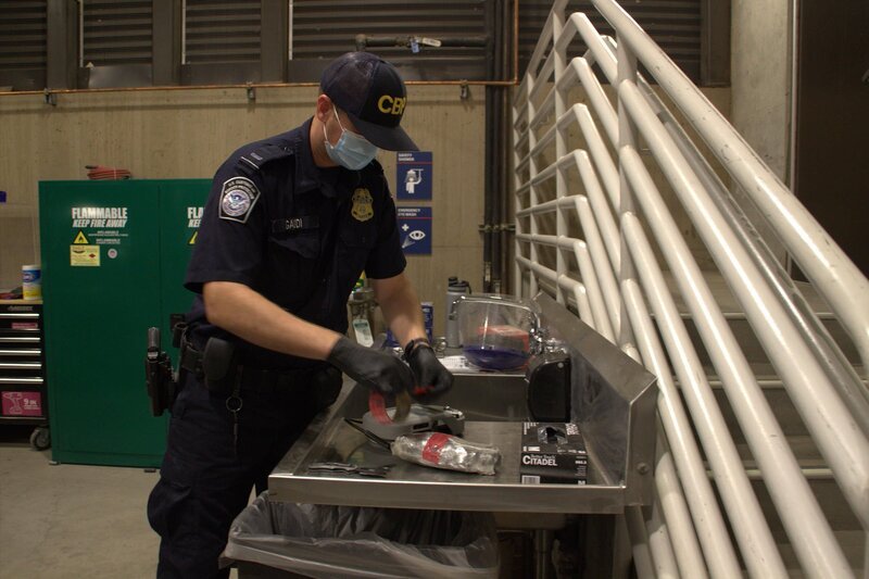 CBP-Beamter Gaudi verwendet ein Gemini-Gerät, um die Substanz zu testen, die im Fahrzeug eines Verdächtigen in Calexico, Kalifornien, gefunden wurde (National Geographic for Disney) – Bild: NGC NETWORK US, LLC