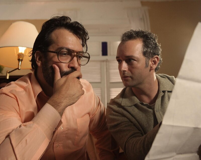 Der Geheimdienst Israels hat in der Nachkriegszeit speziell ausgebildete Agententeams jahrelang ausgebildet, um flüchtige Naziverbrecher in der Welt gefangen zu nehmen. Die Dokureihe ‚Die Nazijäger – Späte Gerechtigkeit‘ zeichnet acht der aufwendigsten und waghalsigsten Missionen dieser Spezialeinheit nach. Hier der Fall Kurt Lischka. Eli (Edi Raffa) und David (Daniel Braga) – Bild: Cineflix