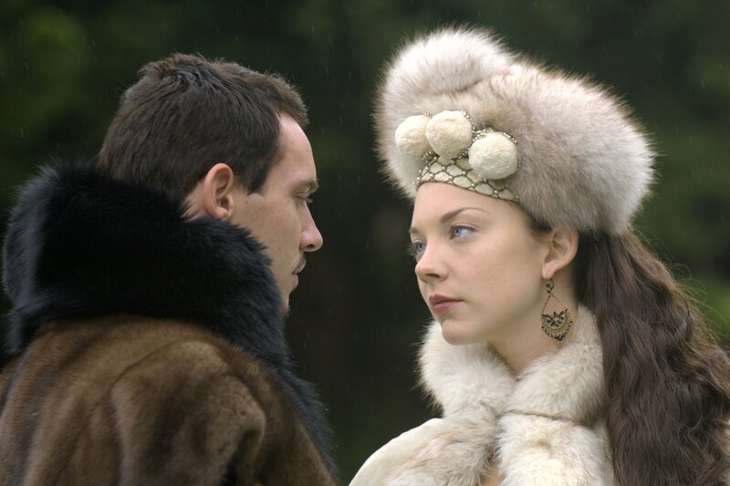 Um seinen Traum, endlich die hübsche Anne Boleyn (Natalie Dormer, r.) heiraten zu können, näher zu kommen, lässt sich der König (Jonathan Rhys Meyers, l.) als Oberhaupt der Kirche von England einsetzen. Was nicht von allen gut geheißen wird … – Bild: AXN White