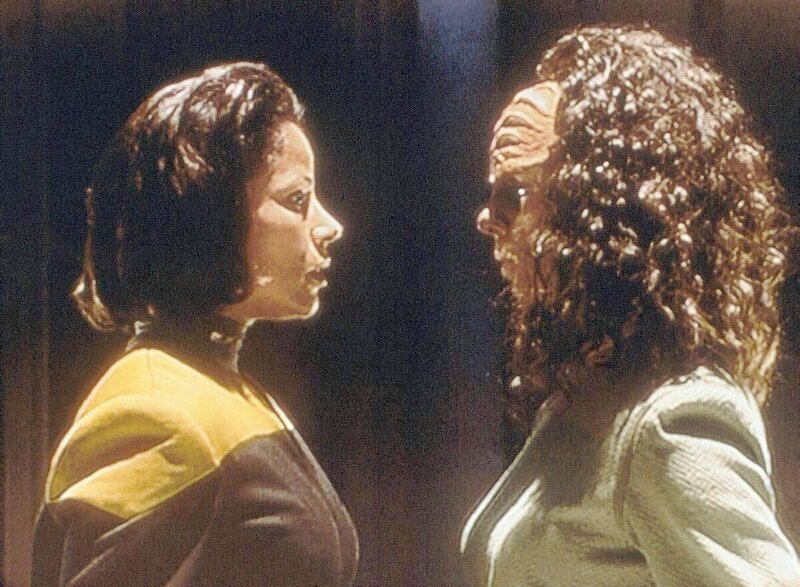 Star Trek _ Raumschiff Voyager Sulan, der Chefchirurg hat B’Elanna Torres (Roxann Biggs-Dawson) ihre klingonische DNA entzogen in der Hoffnung, einen Impfstoff gegen die Volksseuche zu finden. – Bild: SYFY