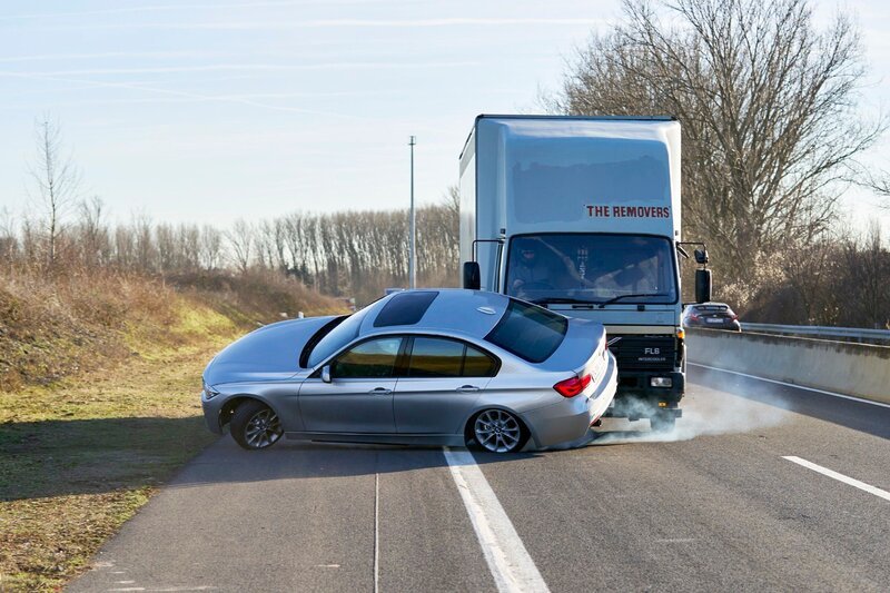 Semir verursacht absichtlich einen Unfall.    +++ – Bild: RTL /​ Guido Engels