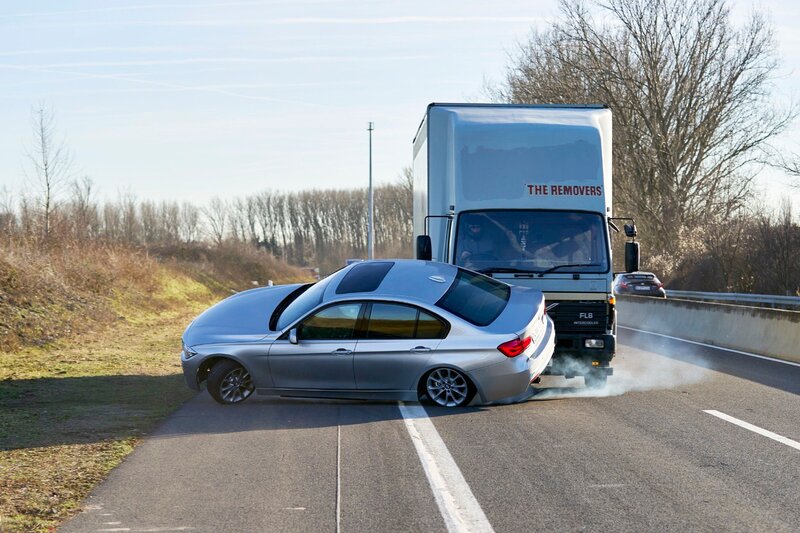 Semir verursacht absichtlich einen Unfall.    +++ – Bild: RTL /​ Guido Engels