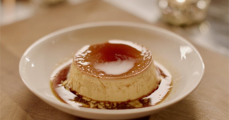 Das Rezept von Nigellas Großmutter für Crème Caramel inspiriert zu einem einfachen, aber eleganten Dessert mit Karamellpudding. – Bild: BBC MMXX