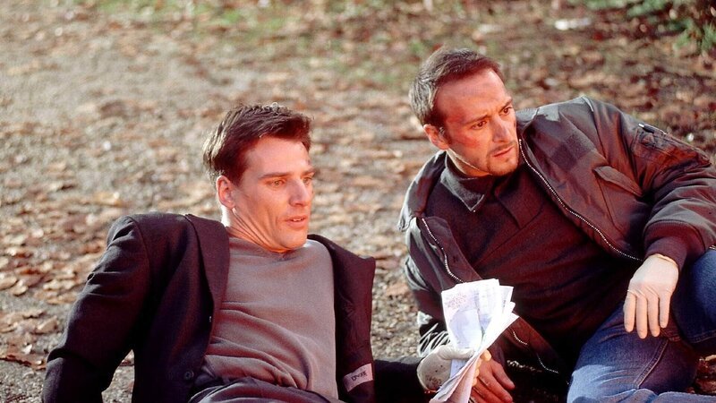 Als Tom (Rene Steinke, l.) und Semir (Erdogan Atalay) Neumanns Versteck erreichen, beginnt eine Verfolgungsjagd auf Leben und Tod. – Bild: RTL /​ Gordon Muehle